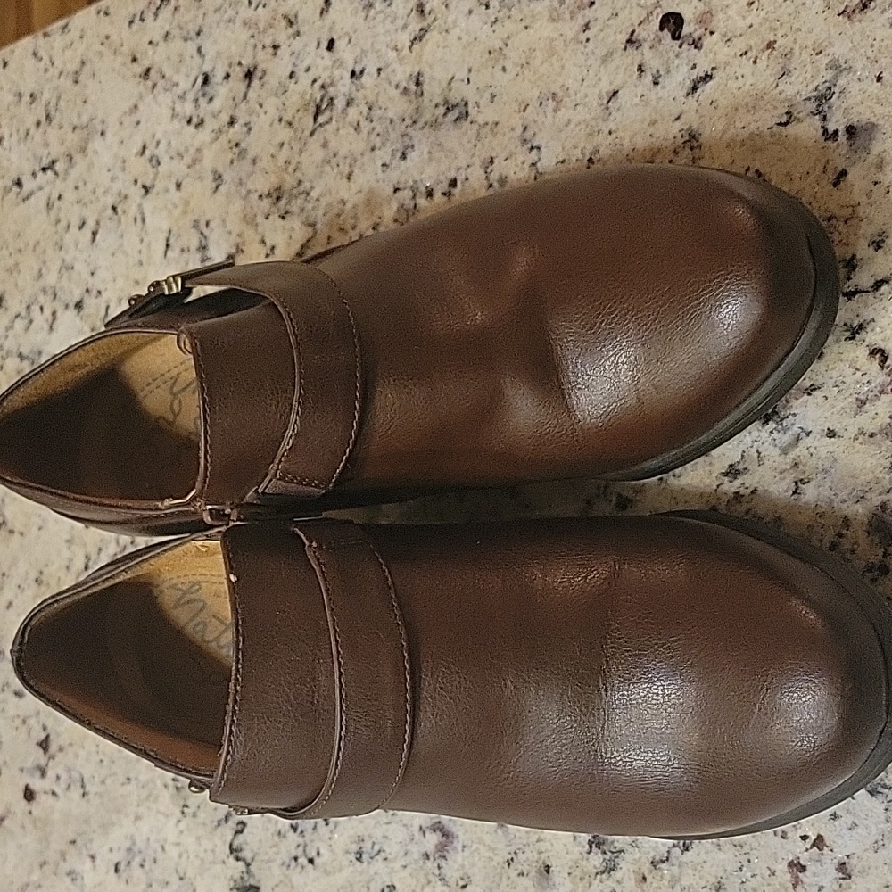 NATURAL SOUL  great for office attire.Excellent Condition.8.5  Leather, comfort